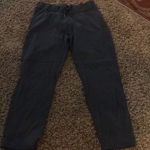 Lululemon size 8 On the Fly dark gray pant